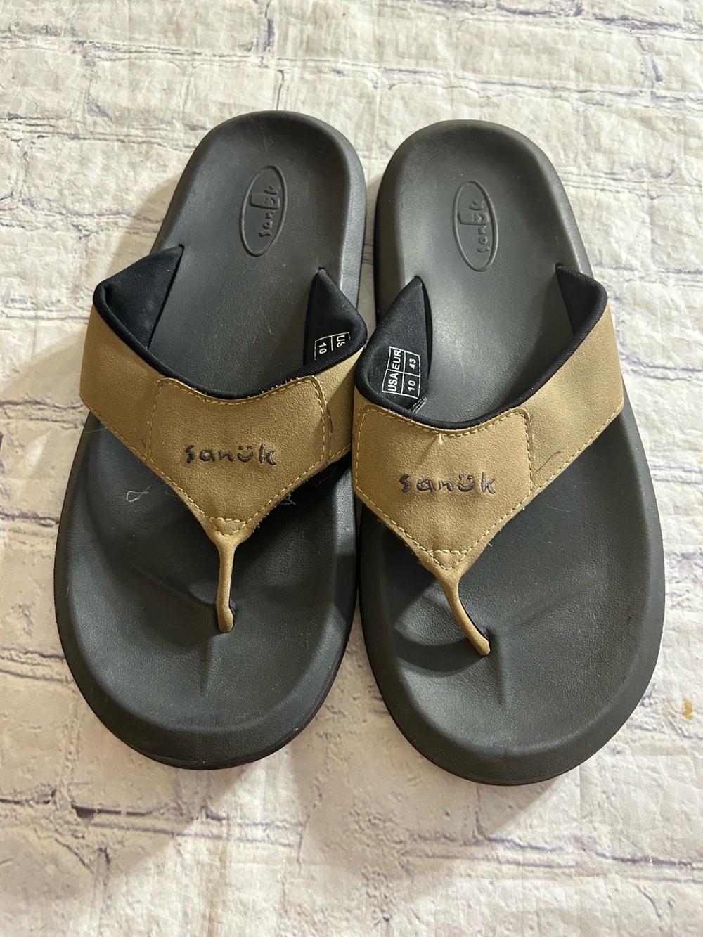 SANUK LAZY BOY BLACK AND BROWN MEN’S FLIPFLOPS EVA FOOTBED BRAND ON STRAP USA 10